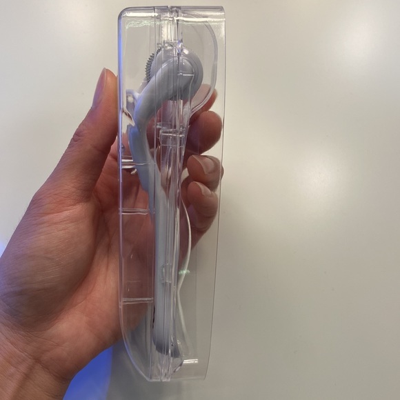 Microneedle Derma Facial Roller With Storage Case - Picture 6 of 8